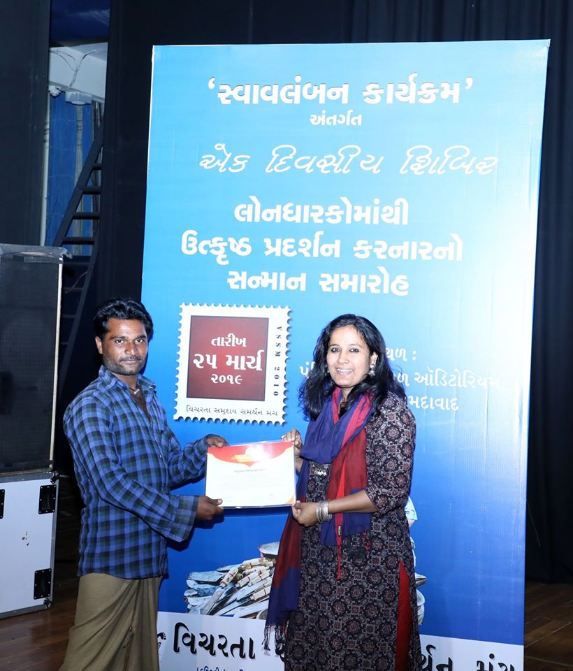 Mittal4Nomads's tweet photo. શ્રદ્ધા
રાજકોટના પારેવડાંના ધારુંને નાનપણથી ઓળખું
એનો બાપ બાબનાથ કહેતો,મદારી તો ભમતો ભલો સાપના ખેલ હવે પડી ભાગ્યા સૌ ભીખમાંગવામાં કે મજૂરીએ વળગ્યા
વાક્ચાતુર્ય સરસ એવા ધારુંને તું દુકાન કર અમે પૈસા આપીએ પણ ૫૦૦૦ લેતા બીવે પરાણેઆપ્યા
વેપાર શીખ્યો નાનીદુકાન થઈ બીજીલોન લીધીધંધો વધ્યો https://t.co/wKV769hDbx