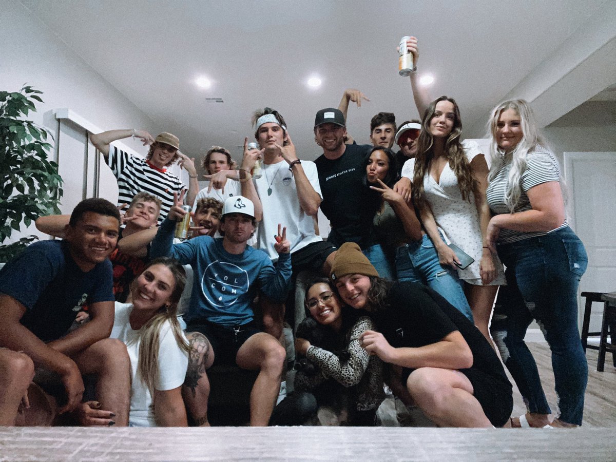 Jimena2Garcia's tweet photo. Shoutout to all these guys for making my birthday one to remember💖🥺🎉 https://t.co/tVogcsaFr7