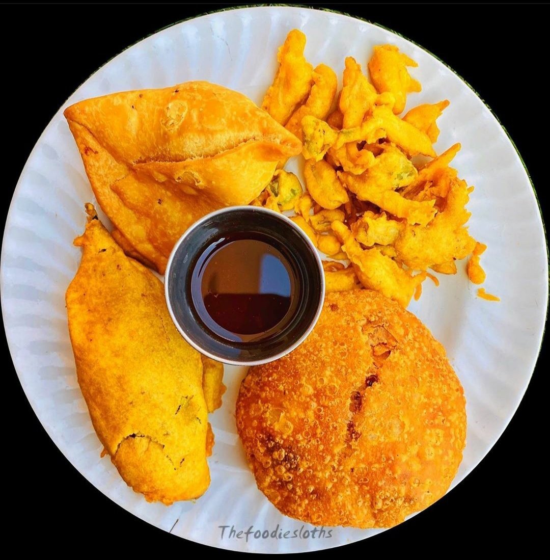 Samosa + Kachori + Mirchi Vada😍 #food #breakfast #foodies #bloggerstyle #blogging #photographer #photo #foodblogger #QuarantineLife #StayHome #StaySafe #Indian #jaipur @SanjeevKapoor @ranveerbrar #Bollywood #desi #4200Gujrat