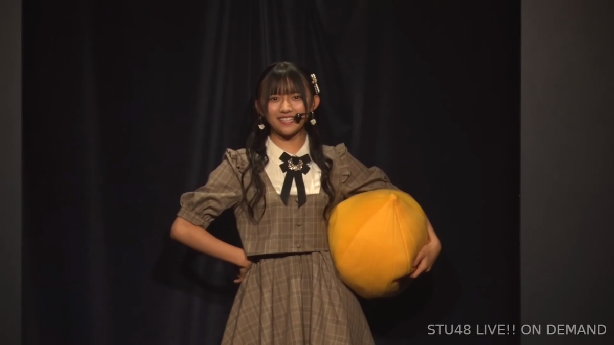 She's so cute holding an onion plushie . Omg i can't even get past 5 seconds without having the urge to screenshot everything