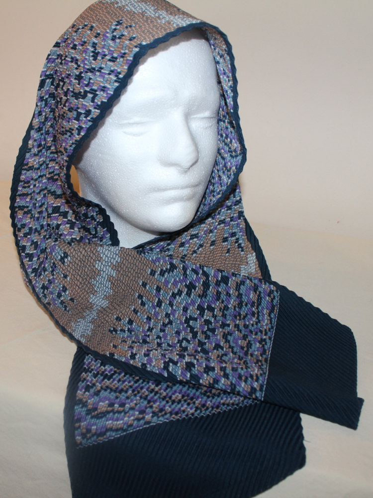 quilts_more's tweet photo. Retro Scarf, Modern Design, Lady's Muffler, Headscarf, Mantilla, Stole, Tippet; Kerchief, Neckerchief, Babushka, Vintage, Head, Neck Cover https://t.co/nFHTVvu1Sa #ImagineQuiltsAndMore #Etsy #RetroScarf https://t.co/z7cMhdBTp5