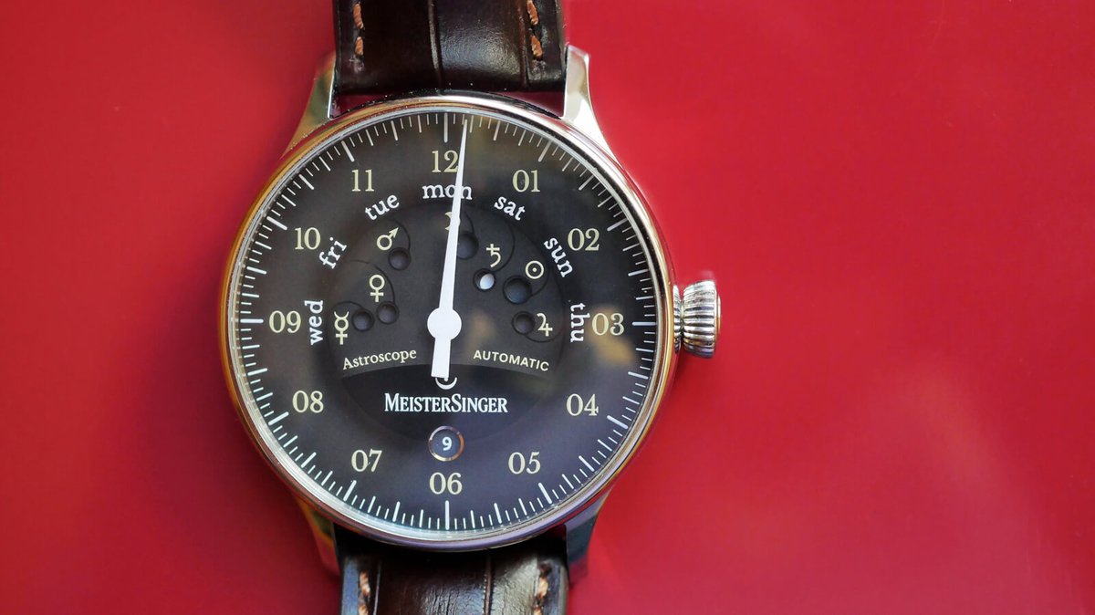 escapementukcom's tweet image. WATCH REVIEW:

The MeisterSinger Astroscope pairs the brand’s single-hand approach to imparting time with a highly unusual astronomical-themed day indication. Recently this model won a coveted RedDot award (2020).

ow.ly/B3qM50Aw1Y4 #watches