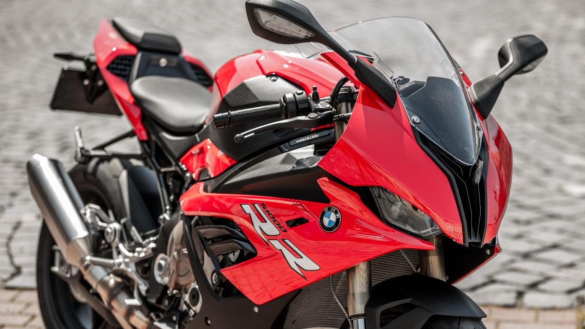 BMWMotorrad's tweet photo. Designed for the pole position. Every part of the new S 1000 RR has been made to get the most out of it. 🔥  #MakeLifeARide #S1000RR #NeverStopChallenging #BMWMotorrad https://t.co/sFrfUm1BvC