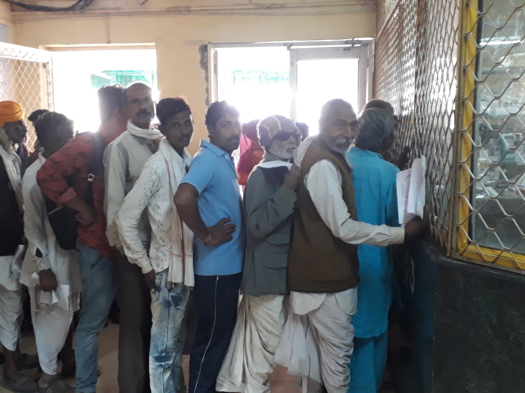 हमारे साथ नौकरी पर लगे Nurse , XrayTech , LabTechnician सब gazetted posts पर पहुंच कर retire हो रहे हैं और हम #फार्मासिस्ट 36 साल पहले जिस पद पर लगे थे उस पद से ही रिटायर हो रहे है।

 #दवा_का_ज्ञाता_पर्ची_क्यों_चढ़ाता
#कैडर_नहीं_पर_काम_सारा <a href="/ashokgehlot51/">Ashok Gehlot</a> <a href="/RaghusharmaINC/">Dr. Raghu Sharma</a>