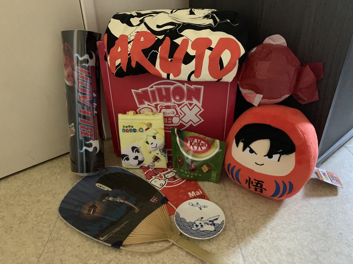 BMChat72's tweet photo. J'ai pu tester la nihonbox du mois de Mai (je suis abo à la box).
Un peu plus déçue de cette box par le contenu, mais j'ai bien aimé le cadeau de fidélité !
L'éventail est bien pratique en cette période :) 
la peluche est étrange (au vu de la forme mdr) https://t.co/v5L2CmEfyn
