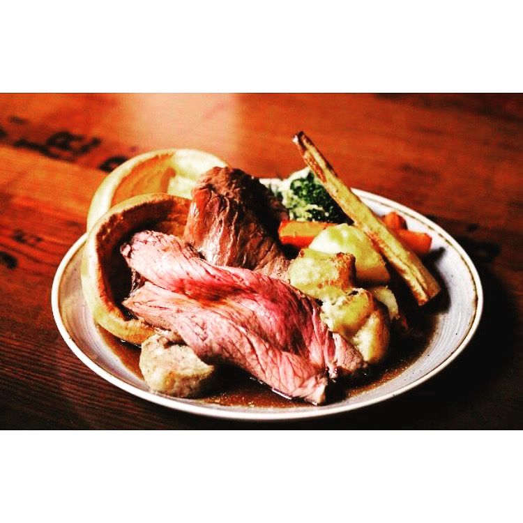 We are serving our roasts today from 12pm to 8pm! 😋 

Head to abelheywood.co.uk to book your table! 

See you soon! 🍴