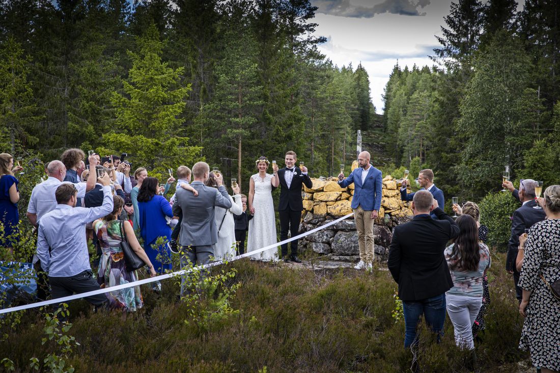 Pair got married in the wilderness on the Norwegian-Swedish border due to covid travel restrictions, Swedish groom's family on the other side of the border.
vg.no/nyheter/innenr…