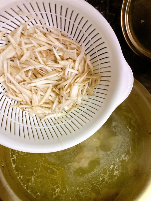 再開!
鶏肉入れて強火にしてアク取りしてから、ゴボウ、白滝入れて舞茸投入!
酒100mlと塩5g入れて回ったら濃口しょうゆ100ml弱(薄かったら好みで足す)入れてちょっと煮たらとりあえずスープは完成～!!! 