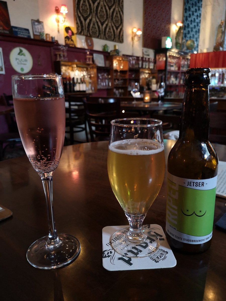 RobSlakhorst's tweet photo. Bij #brasserie #falstaff een heerlijk #arnhems #jetser biertje gedronken van @Brouwerijdurs uit #klarendal https://t.co/StSuz1GIwK