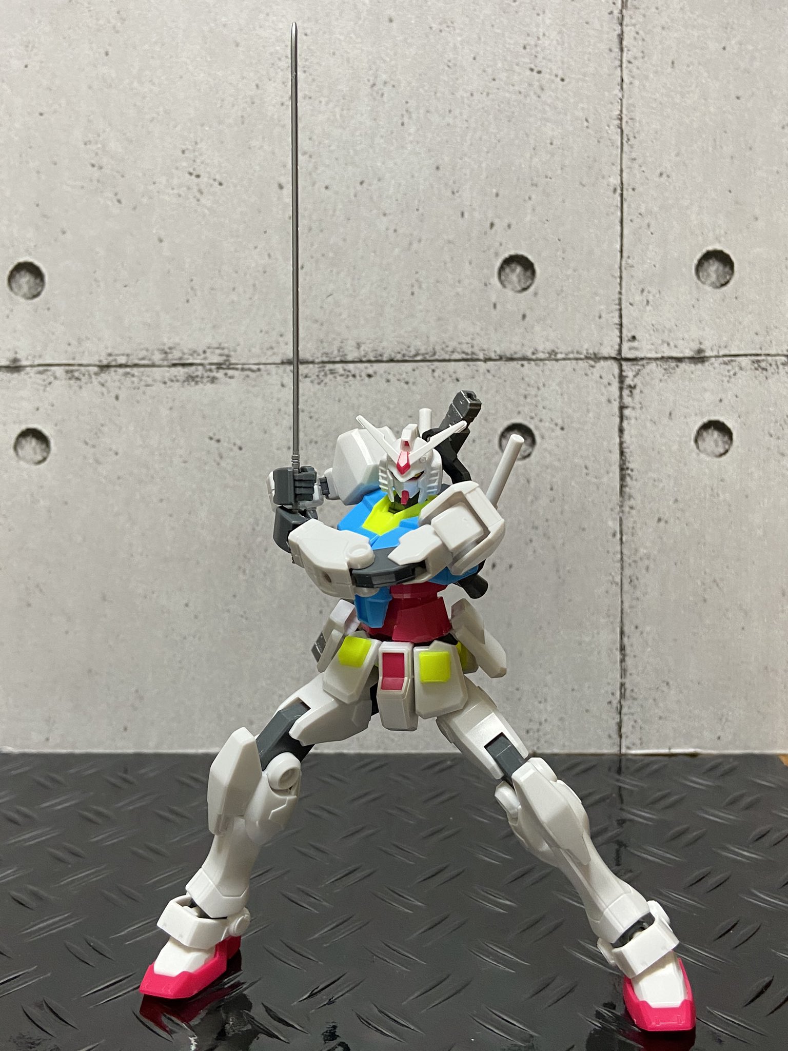 Sus304 ソフビのマエストロ ガンプラの画像貼るとrtされると聞いて ガンプラ好きな人と繋がりたい ベースガンダム にsevenのスペシウムブレードを持たせてみました アストレイの武器に日本刀があるので ガンダムが刀を使うのは違和感がありませんね