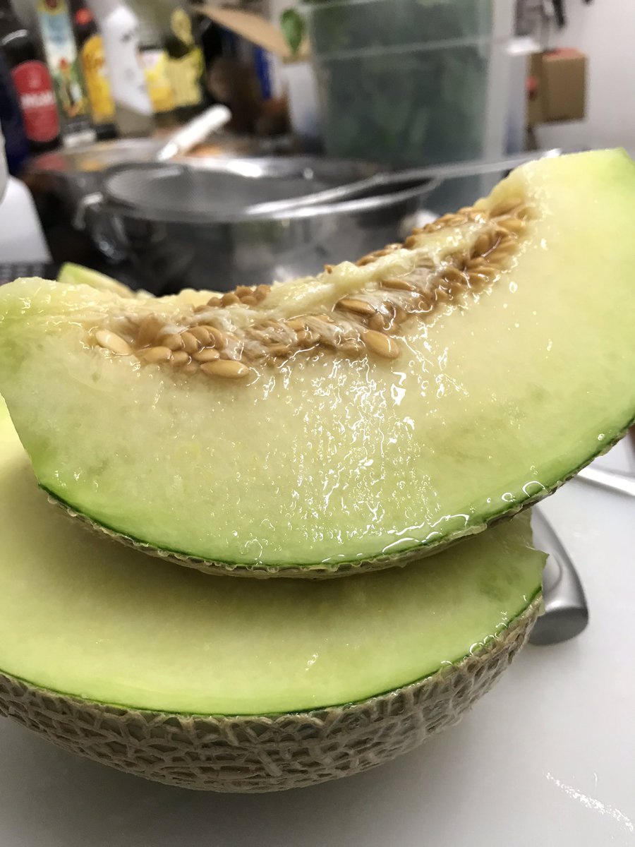 quattropanchine's tweet photo. 『宮前メロン』
超ローカルですが、川崎市宮前区の有馬から野川方面にかけての地域は意外とメロン農家さんが点在していて宮前メロンと呼ばれています。市場には出回ってなく、あまり大々的にPRしてないので地元の人も知らなかったりします。夏のギフトシーズン、お中元https://t.co/kfrXujdRy5 https://t.co/Guf4wbWHxd