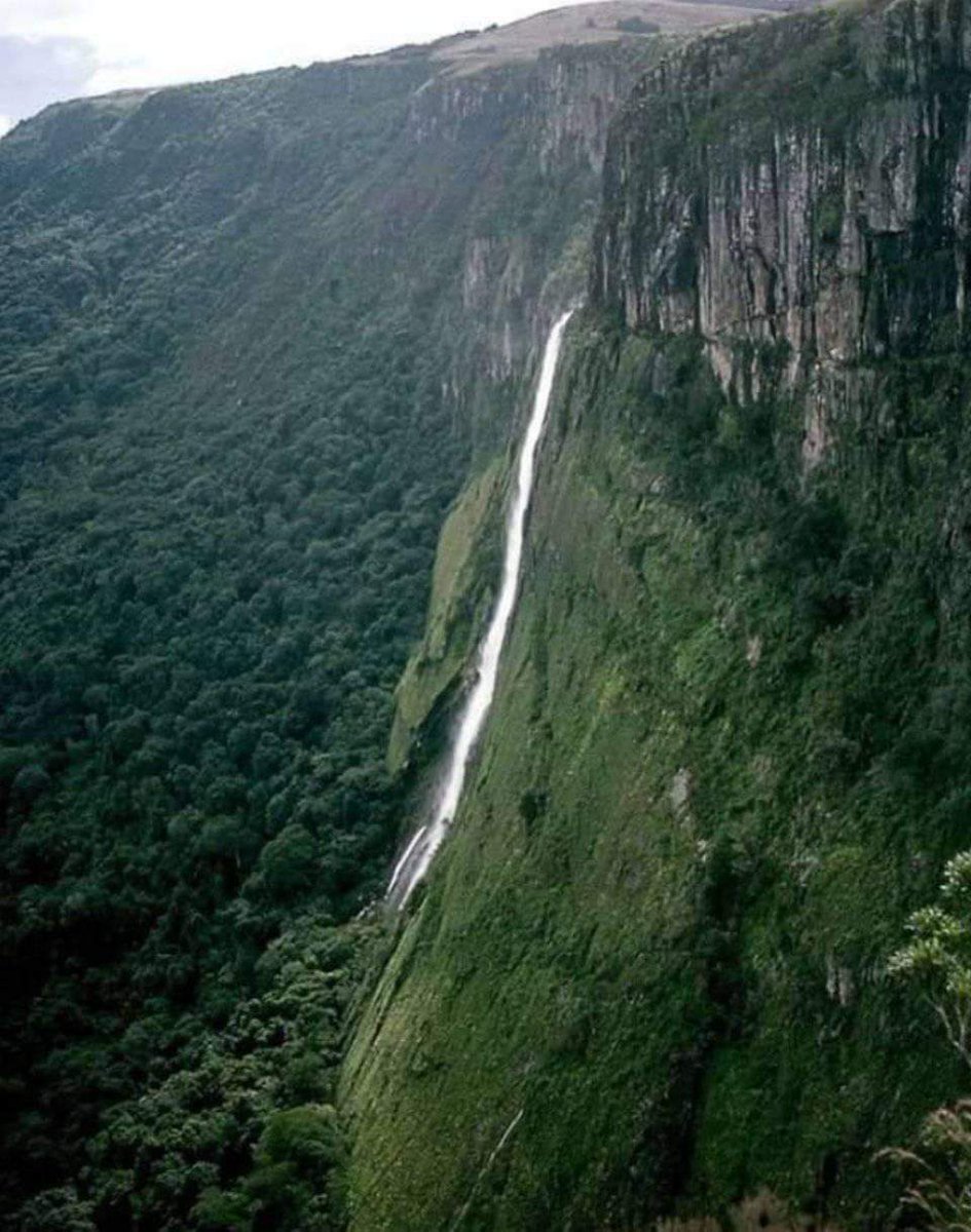 Vie_matongo's tweet photo. Some unique places in Zimbabwe 🇿🇼🇿🇼🇿🇼. Mutarazi falls. Isn't this amazing? https://t.co/jndGcFYWD9