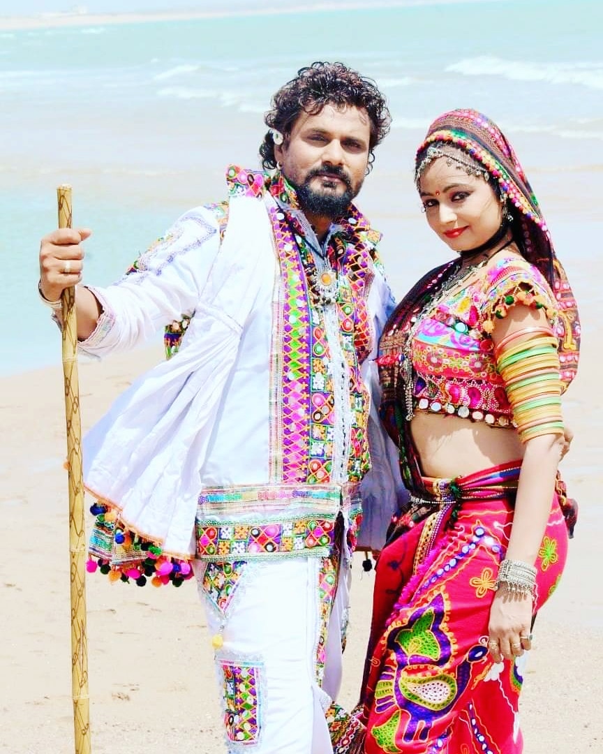 iam_morlo's tweet photo. #actress Jigna Goswami &amp; myself #ShaileshGoswami YouTube song #vanzaro best singer #VinayNayak  &amp; very nice song  

#vinaynayak #morlogrouppatan #morlo #actress #modeling #model #gujju #gujjusinger #gujjustyle #gujjumemes #Jignagoswami https://t.co/UKeJSLw7HC