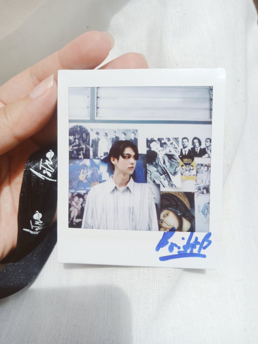 thirabitt's tweet photo. พ่อจ๋า..แม่จ๋า.. บาปบุญที่ได้ทำมา ~  
นี่คือ Lucky 🍀 1 ใน 200 จาก @Astrostuffs_TH ใช่ไหมมมม~ 
งือออ จะร้องไห้แล้วแม่ 😭😭😭 

ขอบคุณรูป+ลายเซ็นน้อง ที่ส่งมาให้ในถุงยังชีพใบนี้ค่ะ #astrostuffs มือไม้สั่นไปหมด ☺️☺️☺️
@bbrightvc #bbrightvc https://t.co/1UYXQzsfPb