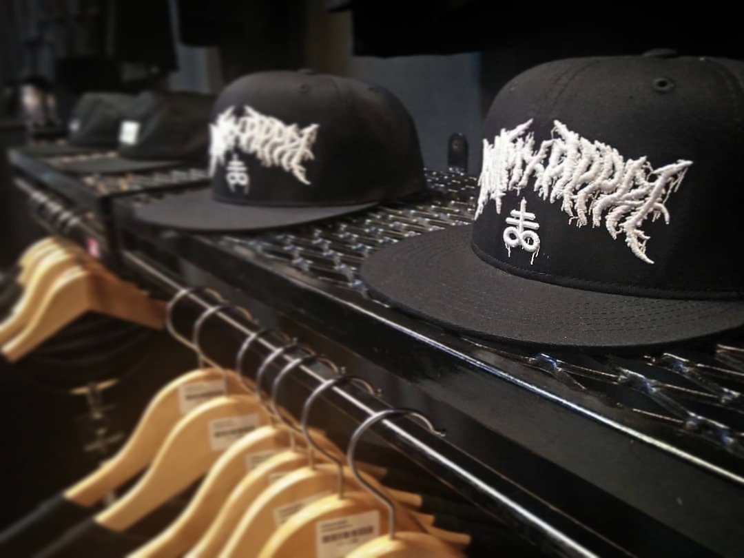 Local store
Instagram.com/kala.hitam.sto…
Official page
Instagram.com/kxhtmxapprl