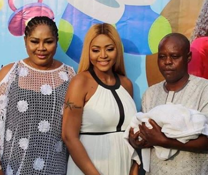 metasedecor's tweet photo. Regina Daniels' father makes peace with her billionaire hubby, Ned Nwoko https://t.co/npPTL4qmhE https://t.co/Q7DYv8U6p8