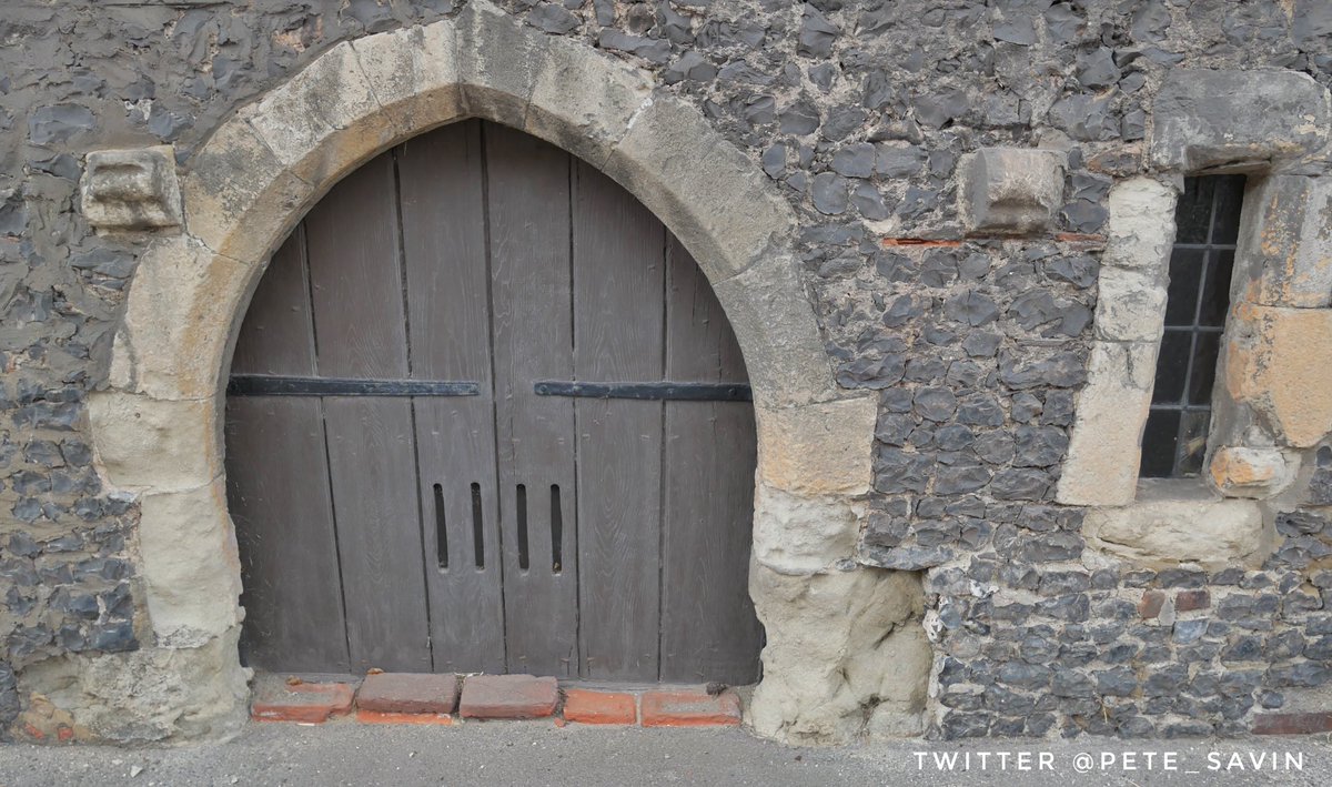 pete_savin's tweet photo. Surviving buildings of Maison Dieu pilgrims hostel founded in the 13th cent by Henry III sit alongside Walting Street roman road, Chaucer would have stayed on his way to #Canterbury, the complex was once in the hands of the Templars #Osringe https://t.co/PmVTriuVJR