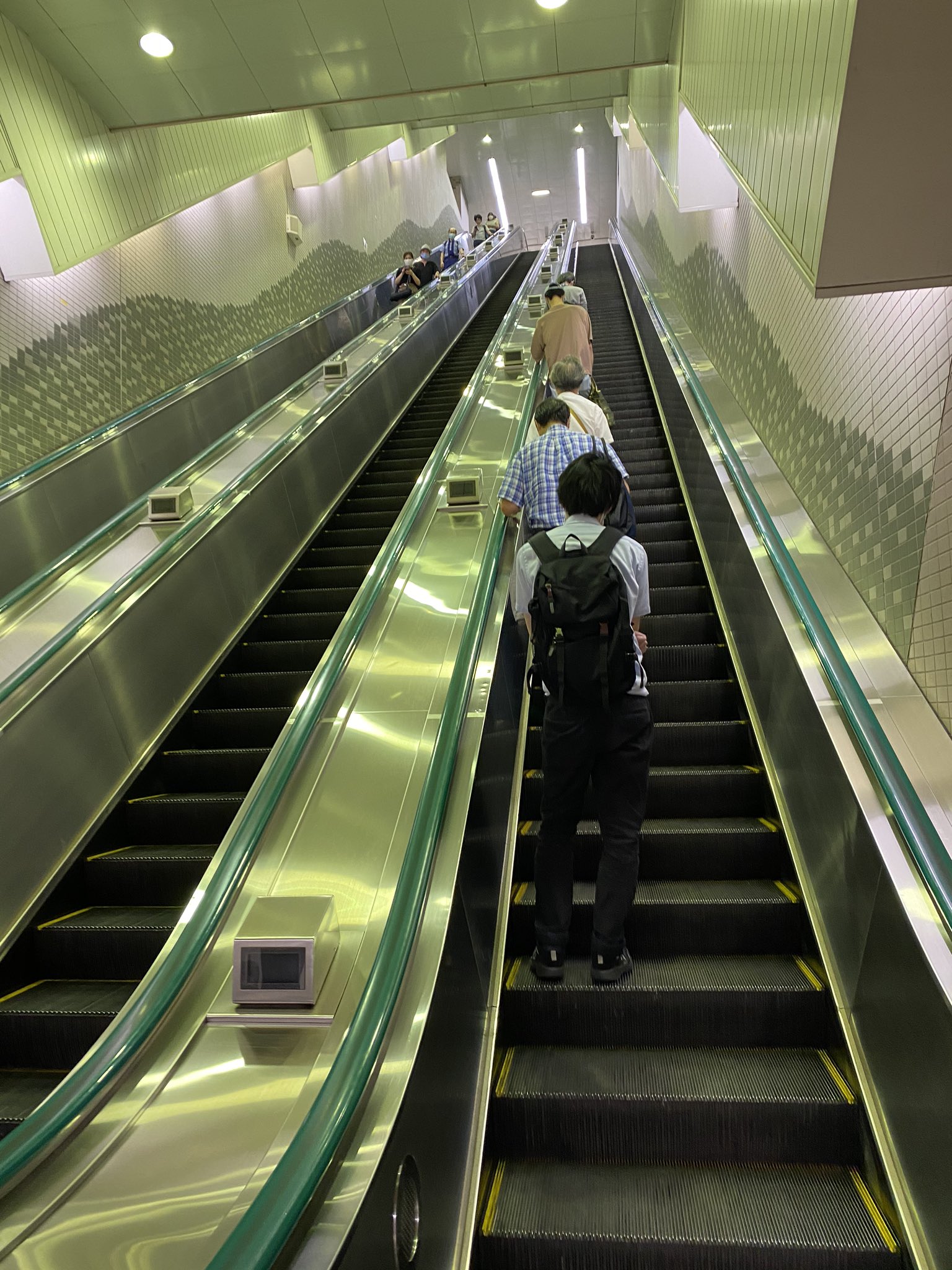 Toshi Ya 大江戸線 中井駅 長い長いエスカレーター T Co Qmspdnywqo Twitter