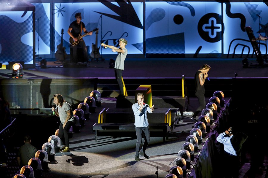 1DToursCA tweet media