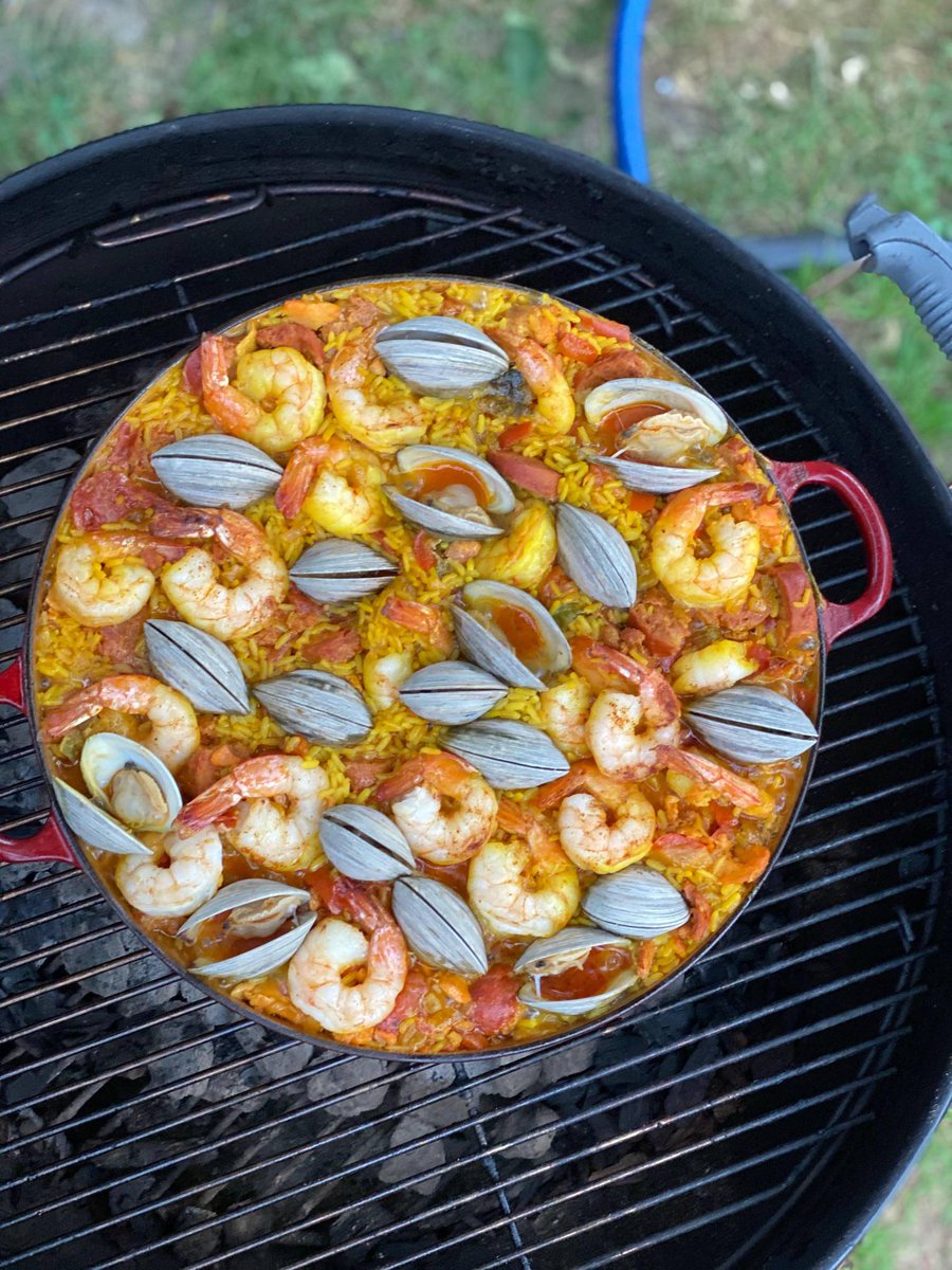 mozinity's tweet photo. Paella Ortaçağdan kalma bir İspanyol yemeği olarak bilinmektedir. Çeşitli sebze ve etlerin konulduğu, safranlı yapılan bir yemek çeşididir. https://t.co/WFbHaj2l37