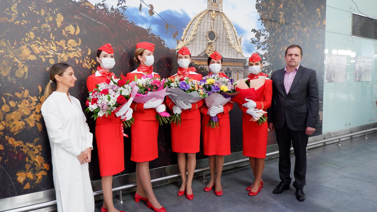 ОНФ в Санкт-Петербурге и волонтеры акции #МЫВМЕСТЕ поздравили бортпроводников с их профессиональным праздником и поблагодарили за их нелегкий труд в условиях пандемии коронавируса и вывоз граждан РФ из-за рубежа.