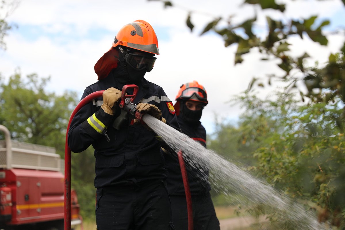 sdis21's tweet photo. 🔥 Cette semaine, les sapeurs-#pompiers de la #CôtedOr ont été confrontés à de nombreux feux d'espaces naturels, notamment de récoltes sur pied. 

À #Urcy, leur action a permis de sauver des flammes un bois. 

➡️ Ces feux peuvent être évités ou limités avec des gestes préventifs. https://t.co/pFB3MWN1zU