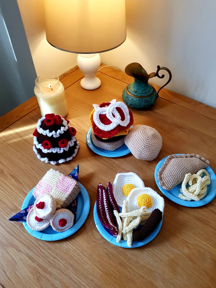 JanetSutton76's tweet photo. I crocheted a 'picnic basket' of my Dad's fav food for his lockdown birthday. I used my favourite 3.5mm hook, and loved making all of these (the chips were awkward buggers though) 😝 #lovecrochet #crochet #junkfood @GordosXT https://t.co/cSzYbKfh8j