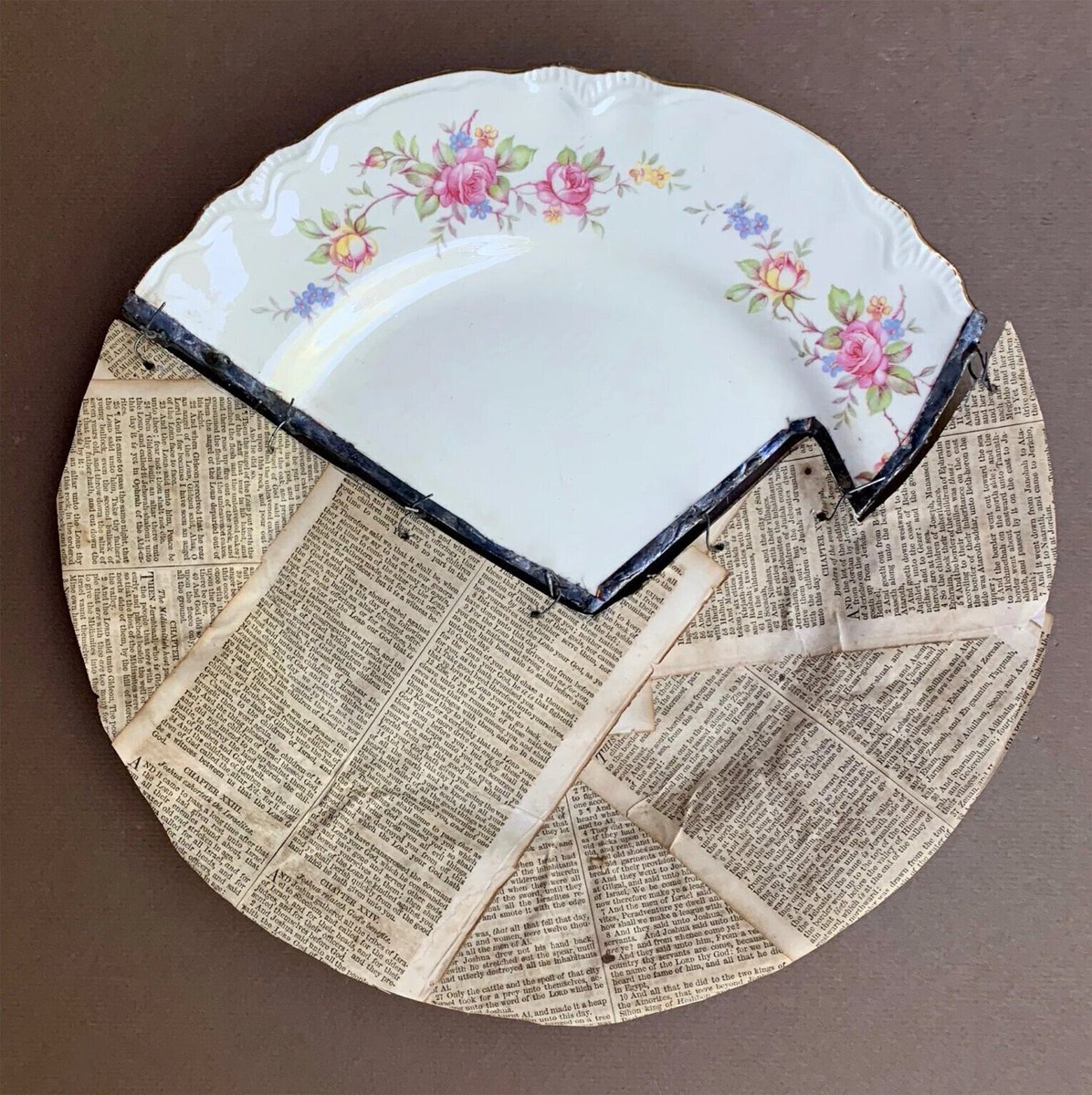 albertommoral's tweet photo. Glen Taylor reconstruye piezas de cerámica reinterpretando la milenaria técnica japonesa del Kintsugi #Art https://t.co/HSjUz4Wkyb