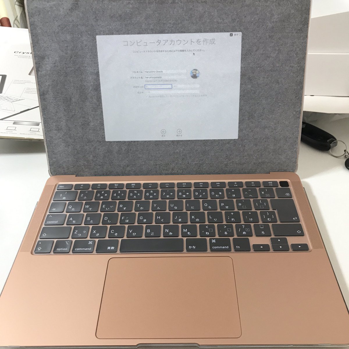 ak_wasabinikov's tweet image. 購入して3週間封切らずに置いてありました。
本日ようやく開封の儀を執り行いました。
液晶保護フィルム、かなり完璧に貼りました。
シェルケースは2019までの対応をうたってるincase製ですが2020モデルでもとりあえず取り付け出来ました。
#macbookair2020 #incase #開封の儀