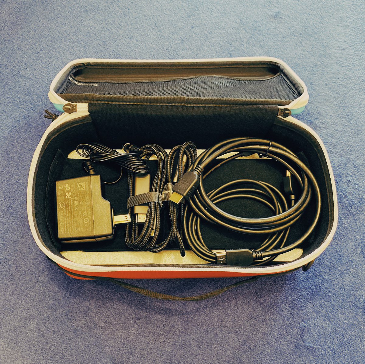 Jyushok's tweet image. ATEM mini ProのケースにCHUMSのマルチハードケースMがちょうどいい。購入時の箱に入ってた白いウレタンのケースも入るし、ケーブル入れても余裕あるし、ケース自体も衝撃に強い。ちなみにUMAMI LabのサイフォンもこのシリーズのLに入れてる。　#ATEMminiPro