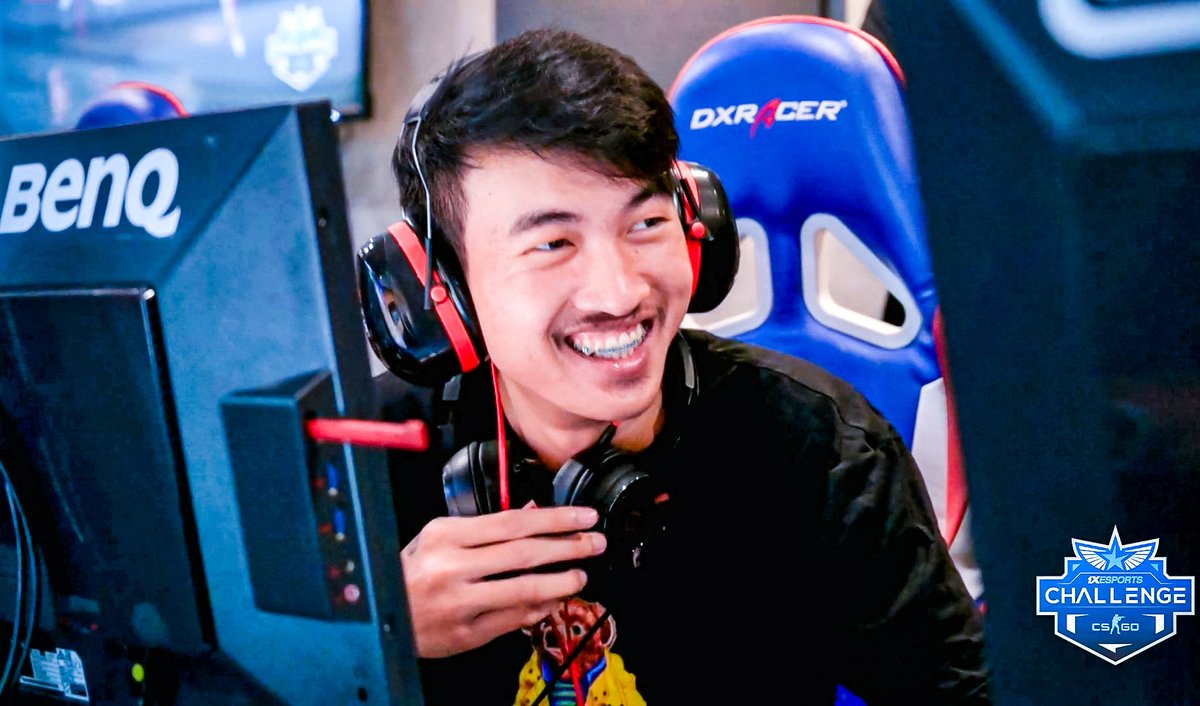 pattn1m's tweet photo. ฮานาก้าา วันนี้รอยยิ้มก็ยังสดใสอีกเช่นเคย คนอะไรทั้งน่ารักทั้งเท่ เมื่อวานใส่เสื้อขาวก็หล่อ วันนี้ใส่เสื้อสีดำก็ยังดูดี💓 แข่งวันนี้สนุกมากค้าบ
#CigaretteSKla https://t.co/awGMb9u2fU