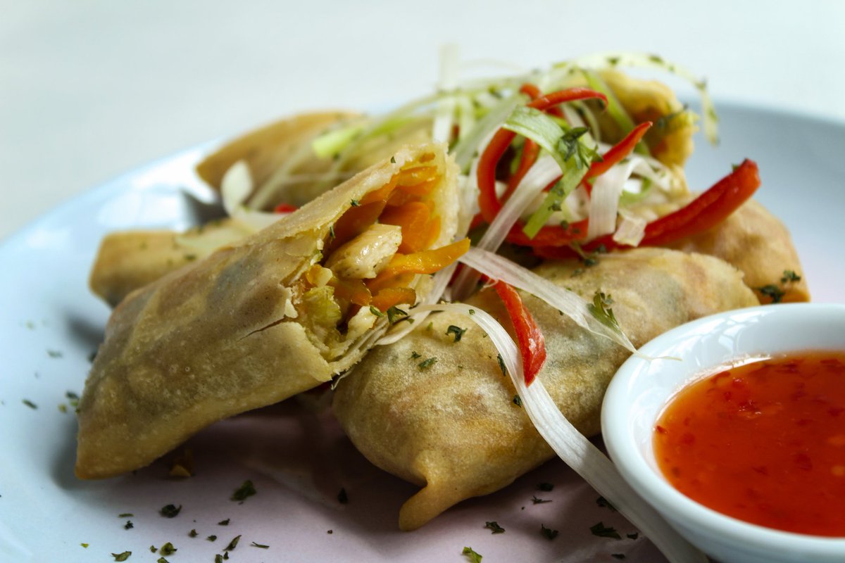 when one bite isn't enough
.
.
.
➖➖➖
#veefoodgalery #risoles #risolesgoreng #snacktime #snacks #traditionalsnack