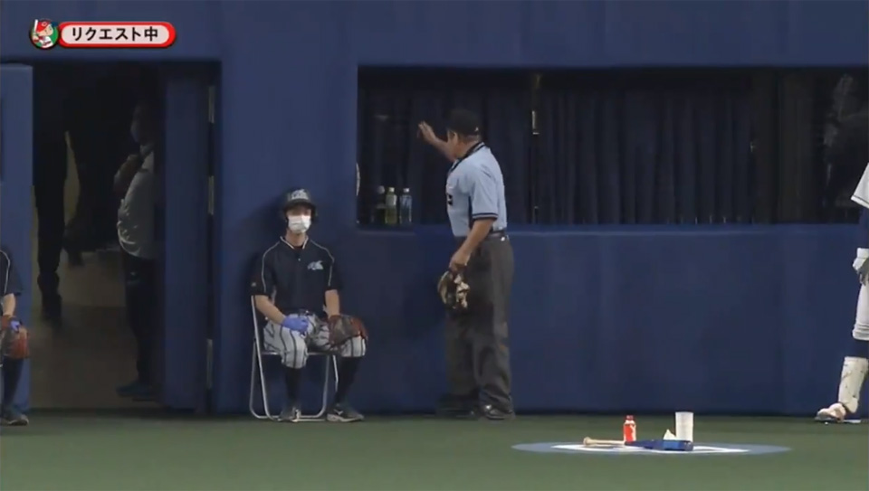 かーぷぶーん カープ鈴木誠也のレーザービーム リクエスト 審判のドリンクタイムwwww T Co Qswd5d8g3j 中日ビシエドの犠牲フライを捕球した鈴木誠也が 3塁ランナー大島を刺すためにレーザービーム リクエストするも判定はセーフ