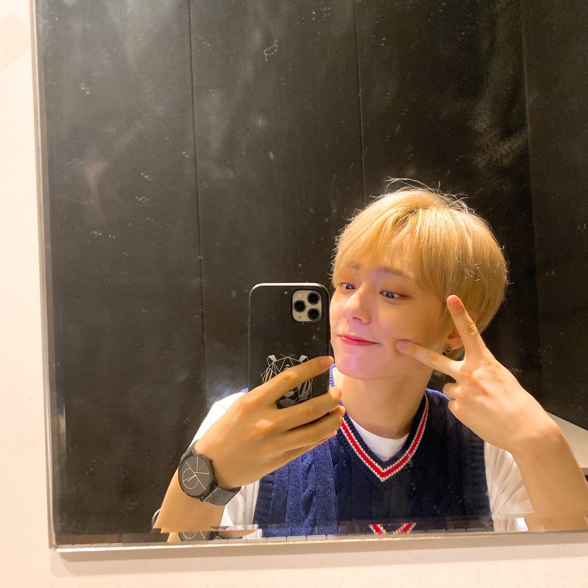 official_ONEUS's tweet photo. [#WOONG_MIRROR]

뿌이✌️✌️✌️✌️

#HWANWOONG #환웅 #웅미러 https://t.co/tZnCBtnfh1