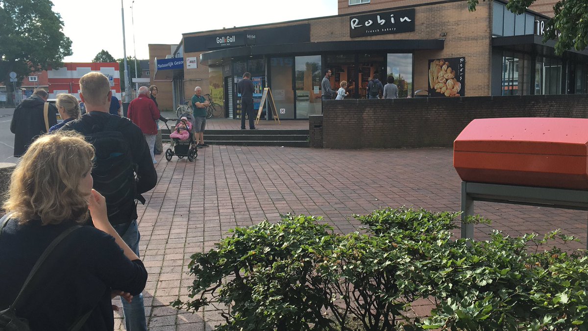 henkvanderlei's tweet photo. Franse toestanden in Wageningen: in de rij voor de baguettes en croissantjes. Altijd lekker bij boulanger Robin @robin_bakery https://t.co/NfbWb3v71B