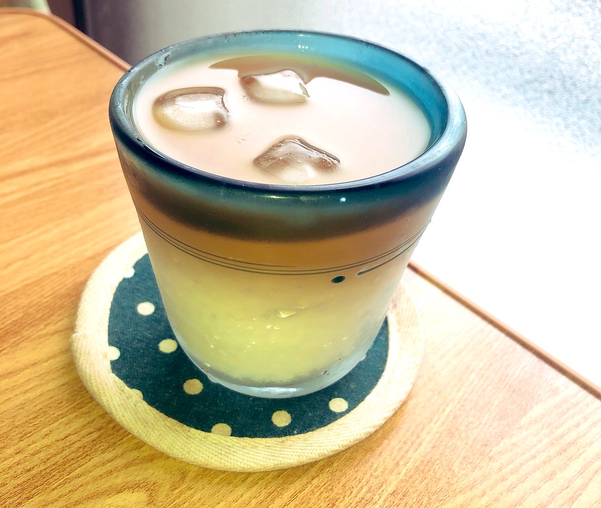 ゆうみあさこ 夏になると アイスカフェオレを二層にして飲むのがおうちカフェでの贅沢 おやつは ファミリーマートのみつあま冷やしいも
