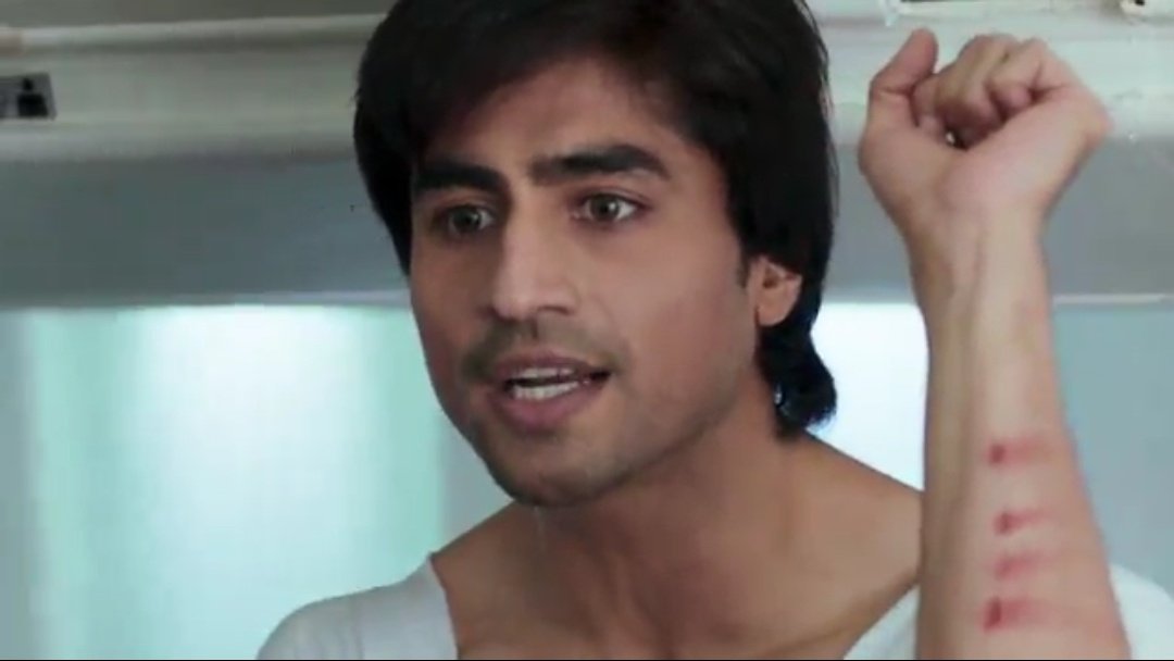 those scratches look like lipstick swatches  zoya scratched him gooooood   #bepannaah