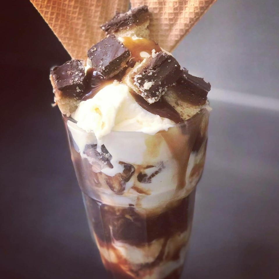 HouseofMarbles's tweet photo. This #MillionairesShortbread #Sundae is a perfect example of the delights on offer daily for just £5.50... Pop in &amp; ask what today's #SundaeSpecial is! #AvailableDaily not just on Sundays (although if you ask us, what's better than a Sundae on a Sunday?)! 🍦🍩🍨🍪 https://t.co/X2CmZXKz3y