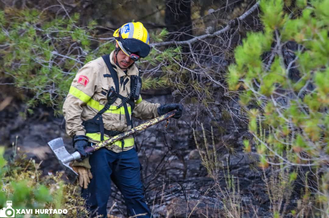 xavihurta's tweet photo. Ahir a les 18:36 @bomberscat revia l'avís d'un #incendi al voral de l'AP-7 a #RodadeBera. A les 19:12 l'AP-7 quedava completament #tallada sentit sud. A les 20h l'han donat x #estabilitzat i a les 20.:45h per #controlat. I han treballat 14 #dotacionsterrestres i 4 #mitjansaeris. https://t.co/THzkmQ2ObU