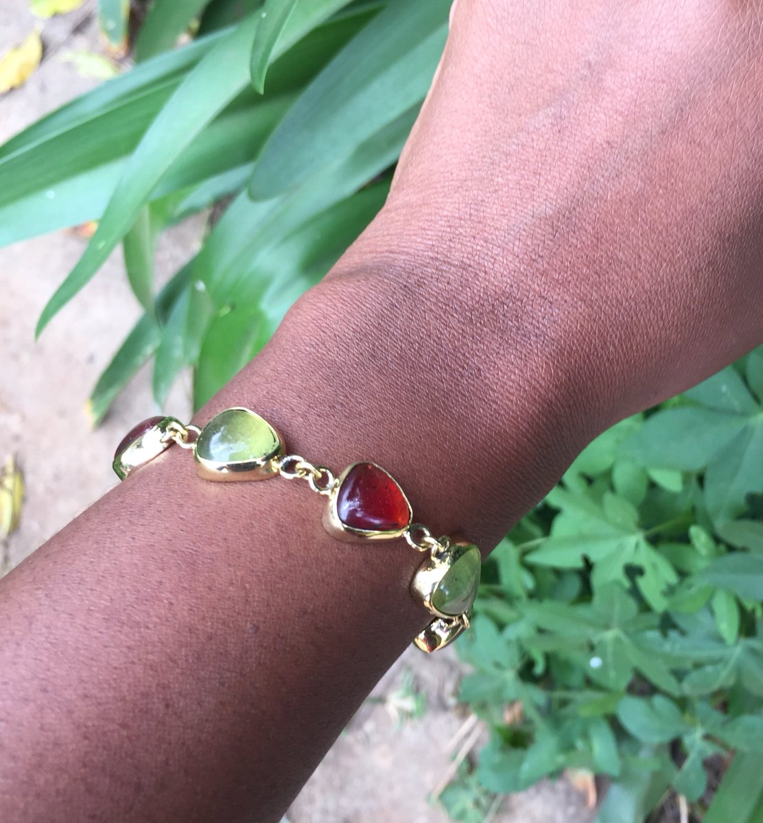 ✨New IN✨ Introducing The Kirangi Bracelet | Handmade from recycled brass and glass using traditional techniques. 

#KoKobyKhakasa #WomensFashion #RecycledBrass #Elegant #GlassBracelet #BrassBracelet #Jewellery #Accessories #Artisan #BrassJewellery #Handcrafted #MadeinKenya