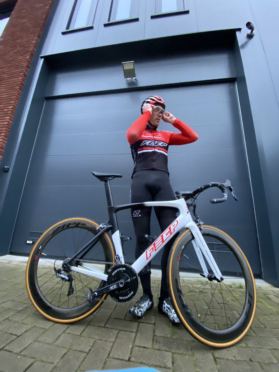 TeamFECP's tweet photo. #birthdayboy @mitchellhuenders π₯³
.
.
#olenz #artivelo #jigler #customperformancewear #lazersport #fecpwheels #vittoriabenelux #boeshieldt9 #justrideFECP #fecp #teamfecp #cx #mtb #enduro #road #offroad https://t.co/8SakkJYoMa