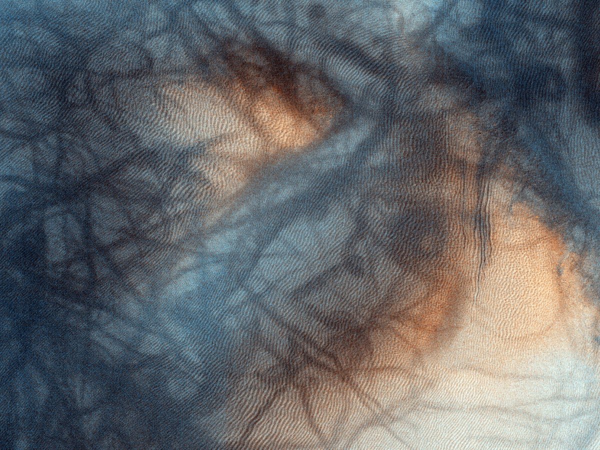 mars_atlas's tweet photo. Of Swirls and Gullies | via @HiRISE #Mars #MarsSurface https://t.co/6ohPcXLVsh https://t.co/z1woPBtkAS