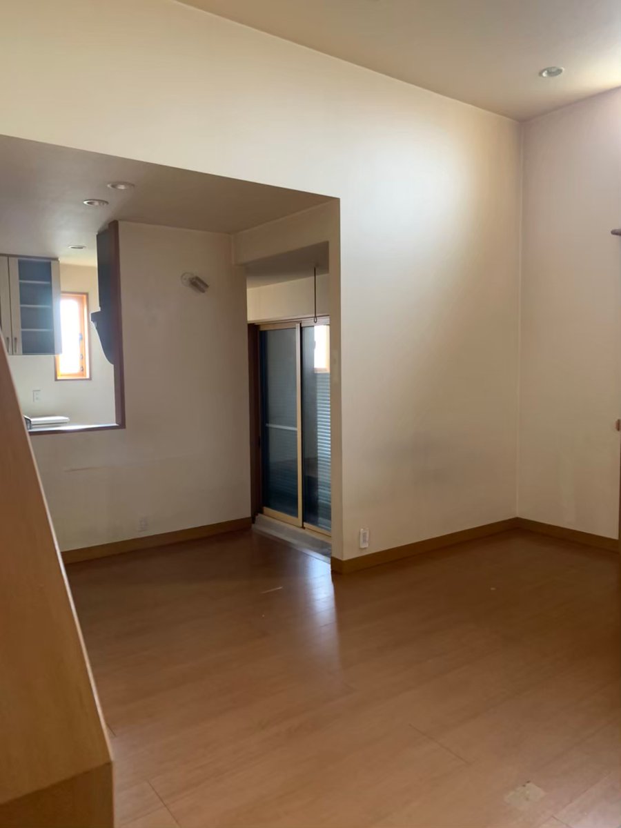 住宅ローン相談窓口 中古物件のリフォーム ビフォーアフター クロスとフロアタイル張り替えで印象がかなり変わりました ビフォー時シャッターを開け忘れました 笑 住宅ローン リフォーム 不動産 一軒家 中古戸建