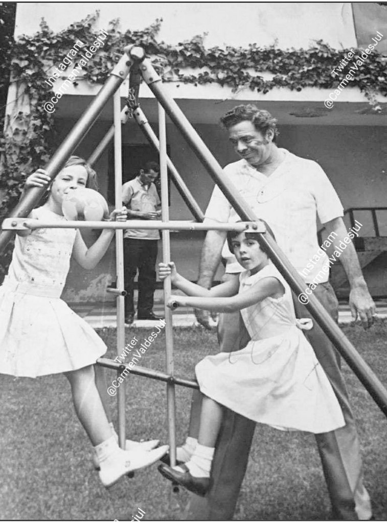 CarmenValdesJul's tweet photo. Una bella imagen, los hermanos Valdés disfrutando a sus familias! Estábamos en casa de mí tío Germán, dónde íbamos todas las semanas, es mi hermana Araceli, al fondo mi papá, mi tío Germán Tin-Tan y mi prima Rosalia, nosotros jugando por ahí! Añorados tiempos! RT 🙏 #donramón https://t.co/Y9UdAoaT5J