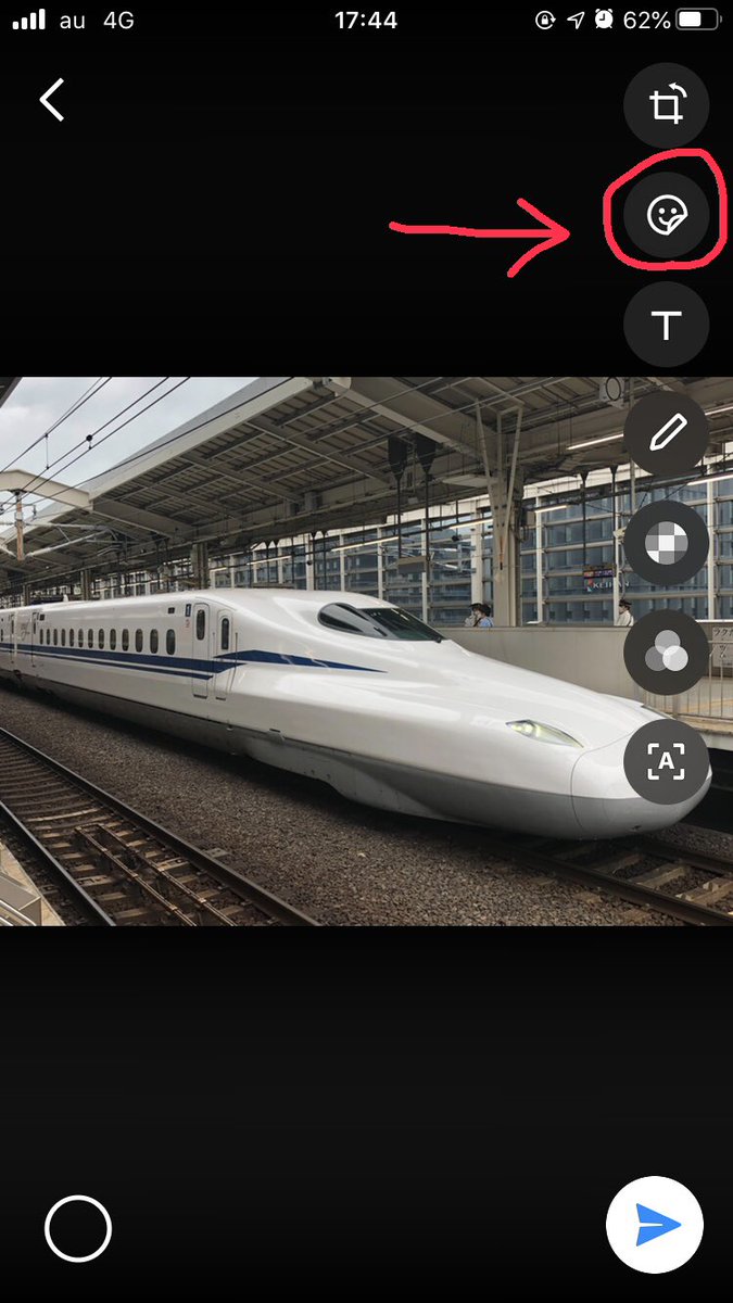 あかねまる ﾟdﾟ W ﾁﾗ Lineのトーク画面で写真開いて写真を選び 1枚目 スタンプを開く 2枚目 スタンプや絵文字を選んで 3枚目 写真に貼る 拡大や縮小もできますよ 最後に写真を保存すれば 4枚目 完了です Iphoneとandroidではもしかしたら