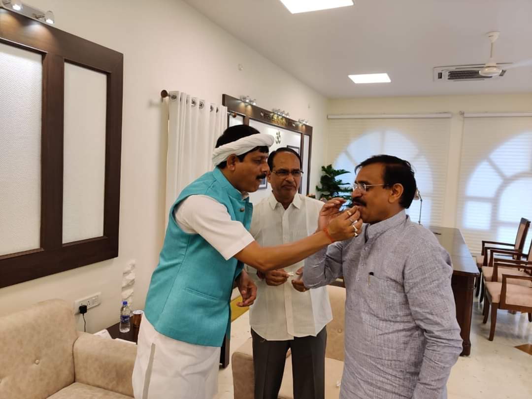 abhinavBJPmp's tweet image. #BjpUpdate
बड़ा मल्हरा कांग्रेस विधायक श्री प्रद्युम्न सिंह लोधी जी #भाजपा में शामिल। स्वागत है 
#कलंकनाथ भाजपा संगठन को तोड़ने का बयान तुमको कितना भारी पड़ेगा देखते जाओ

@vdsharmabjp @ChouhanShivraj @VDSharmaOffice @OfficeofSSC @abhilashBJPmp @vaibhavpawarmp @SuhasBhagatBJP