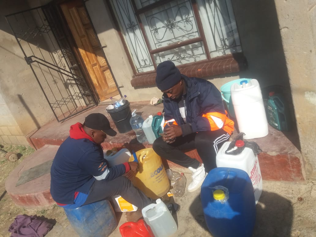 disadboy's tweet photo. PARAFFIN
5L - R50
10L-100
20L-200
Ntsware on 59099167/63253989 aziche
Ntse ke le re fafa ka libeso haole haufi le town I deliver for free  kantle ho town R70 https://t.co/H8duU2H2Tc