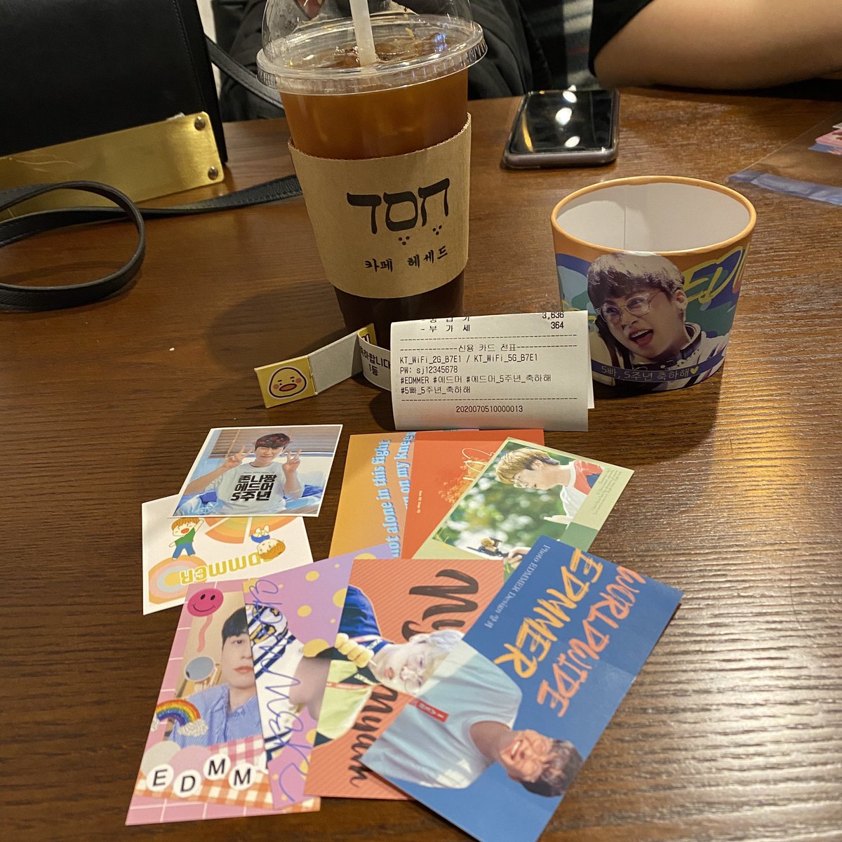 edmmerdmmer's tweet photo. 부평이랑 잠실 카페 넘 이뻥 ㅜㅜ❤️ 뽑기 하나 뽑았는데 바로 1등 나왔당🥳
#5빠_5주년_축하해 #에드머_5주년_축하해 https://t.co/E6ULvsCg6Q