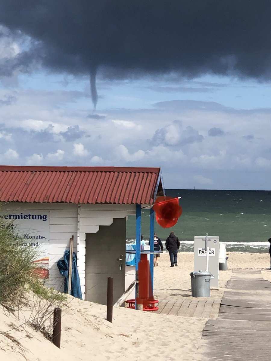 dj_thossi's tweet photo. @wmnde Mini Tornado ohne Bodenkontakt vor Warnemünde. Aufgenommen heute um 10:17. Dauer etwa 20 min. Zog über‘m Wasser entlang des Standes. https://t.co/kN4T3IKE1M