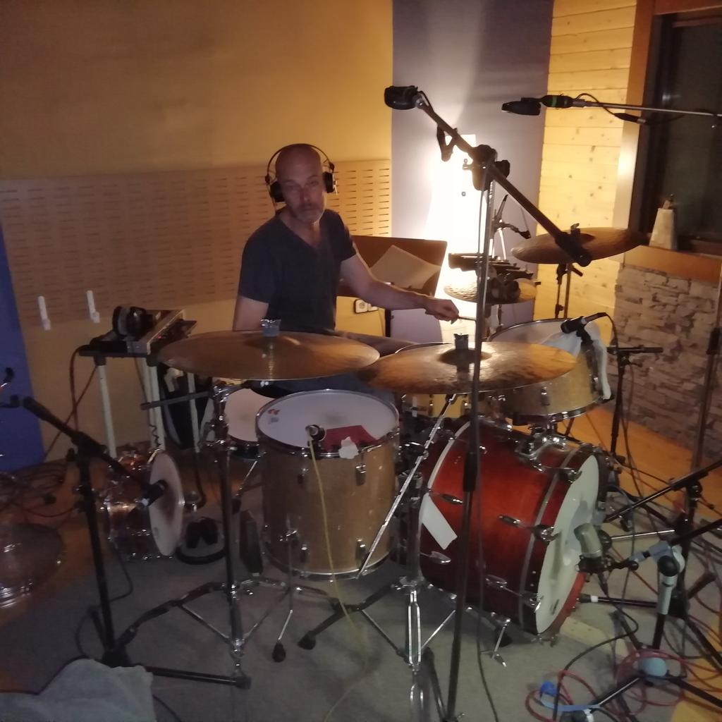 infinityrecord's tweet image. Vuelve la música a la normalidad, con mucho talento Toni Brunet, Joe Eceiza, Dani Patillas, Jorge García en infinity Estudio